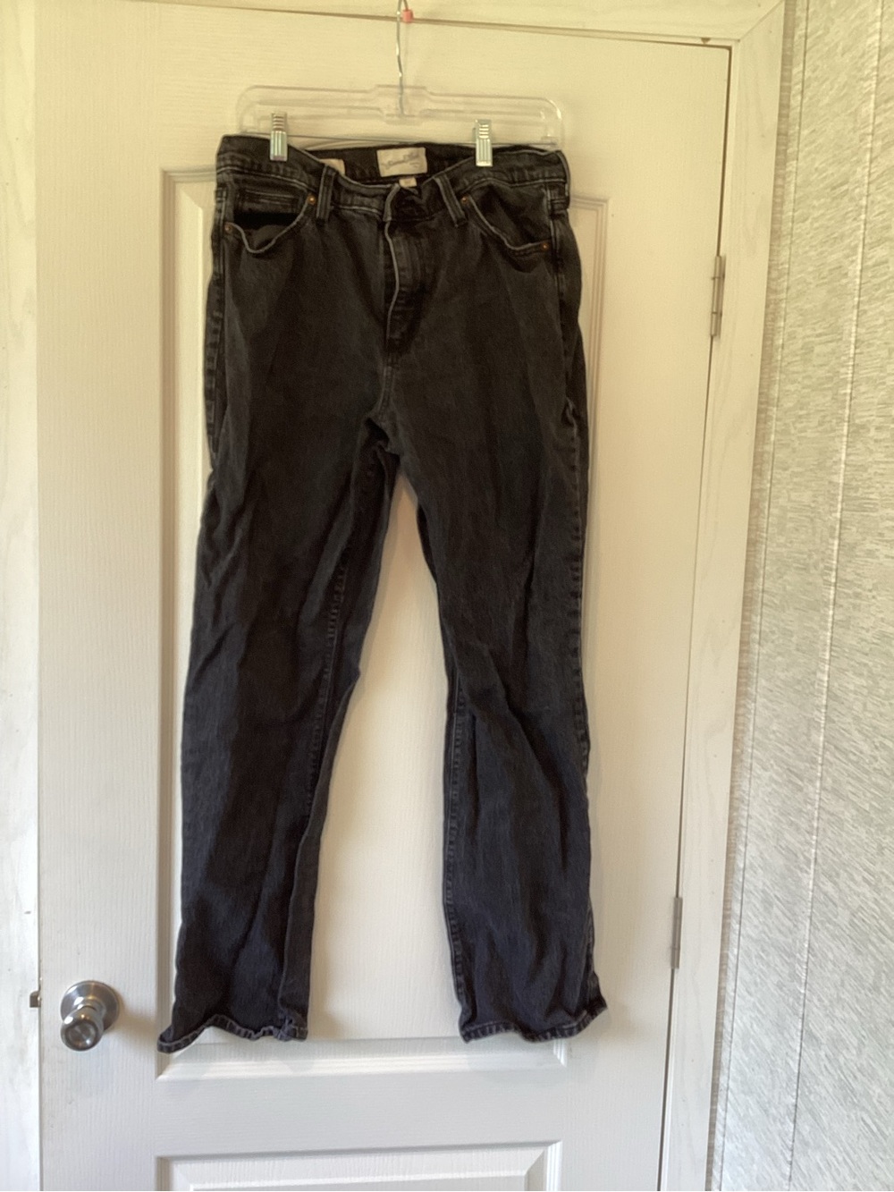 Universal Thread Black Straight-Leg Women's Jeans 12/ 31R EUC